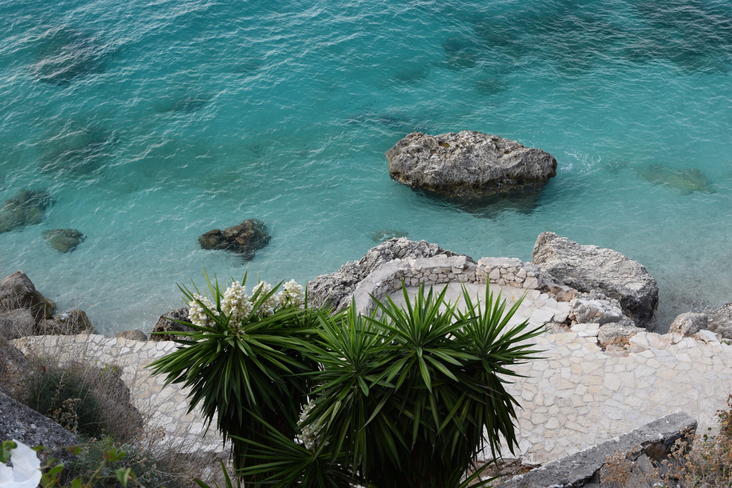 vila za najam, pogled na kristalno more u mirnoj uvali kod Rogoznice