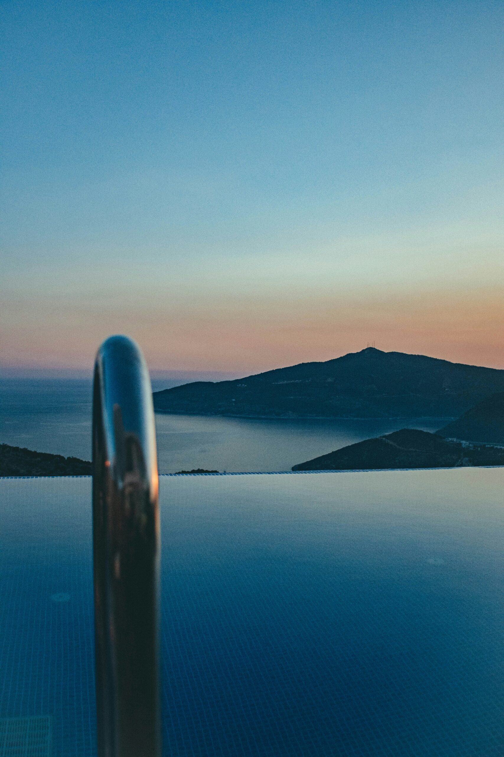 vila za najam ,pogled na more iz infinty bazena luksuzne vile u uvali kod Rogoznice