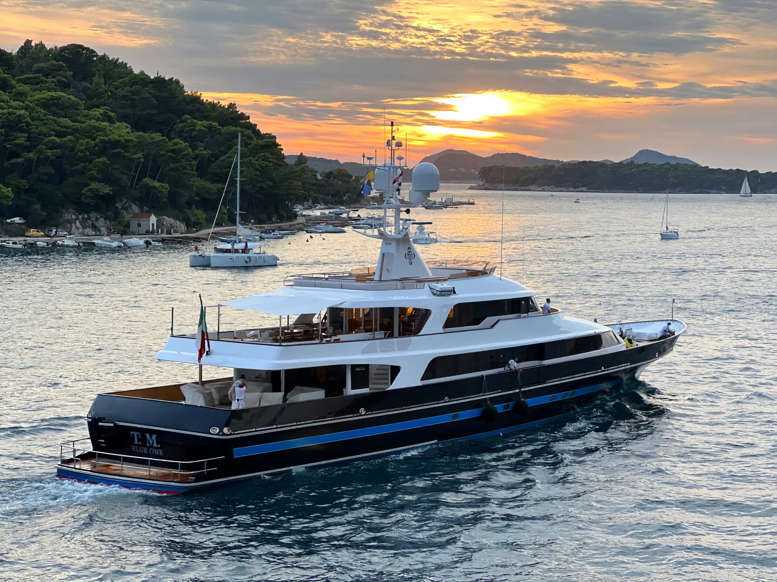 vila za najam, privatni izlet jahtom uz obale i otoke u blizini Rogoznice